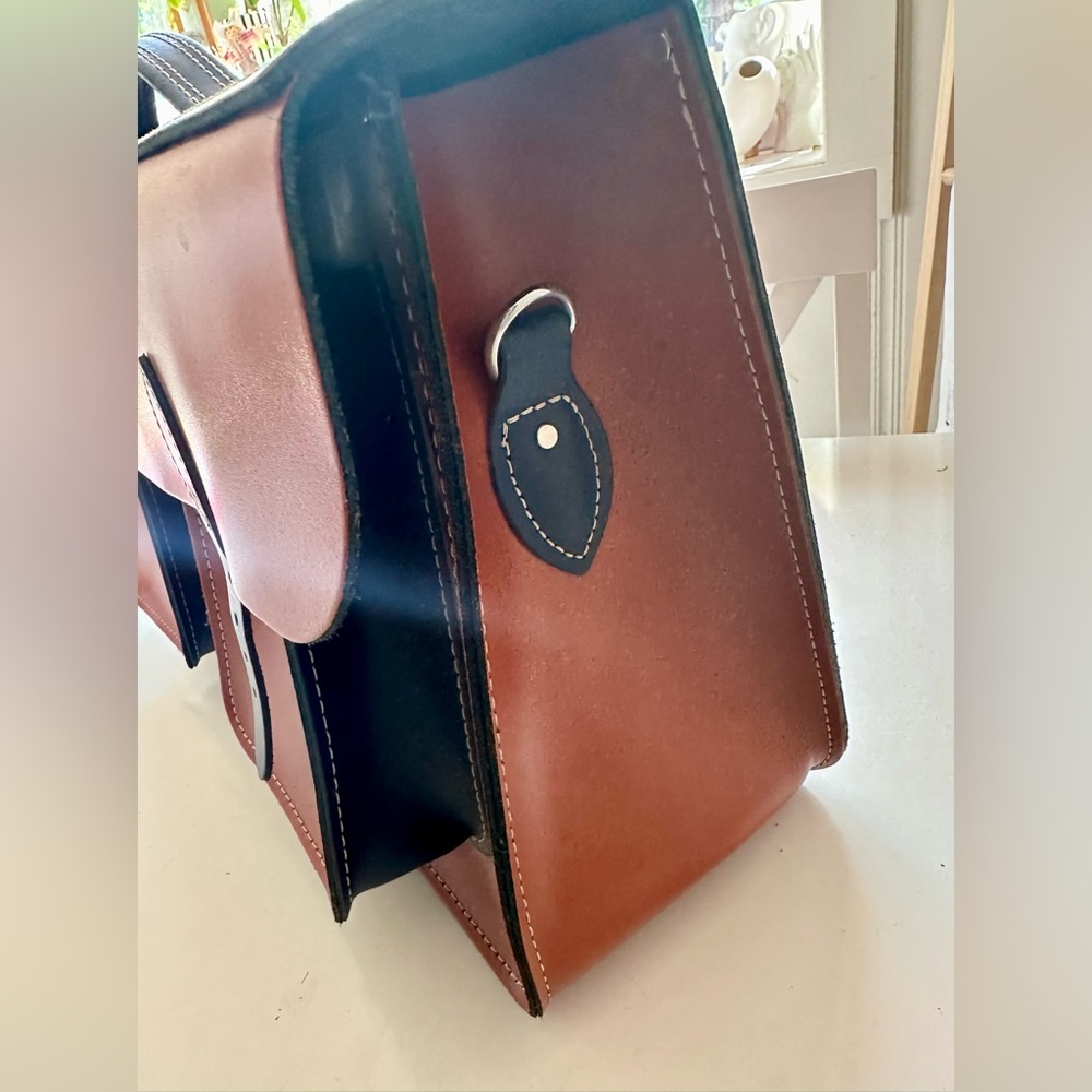 NWOT the leather satchel co leather crossbody book bag with dust bag and strap. - Picture 3 of 8